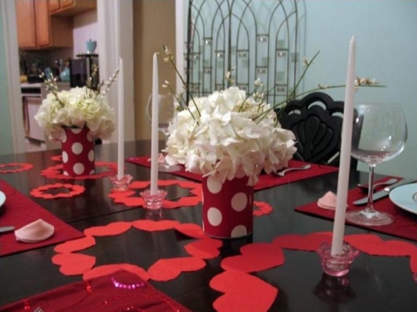 deco-table-saint-valentin-fleurs-blanches-chandelles-coeurs-carton