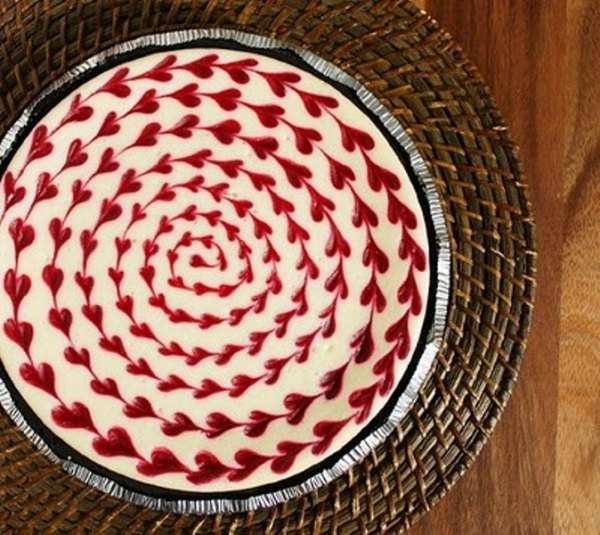 deco-table-saint-valentin-gâteau-crème-coeurs-rouges idée St-Valentin
