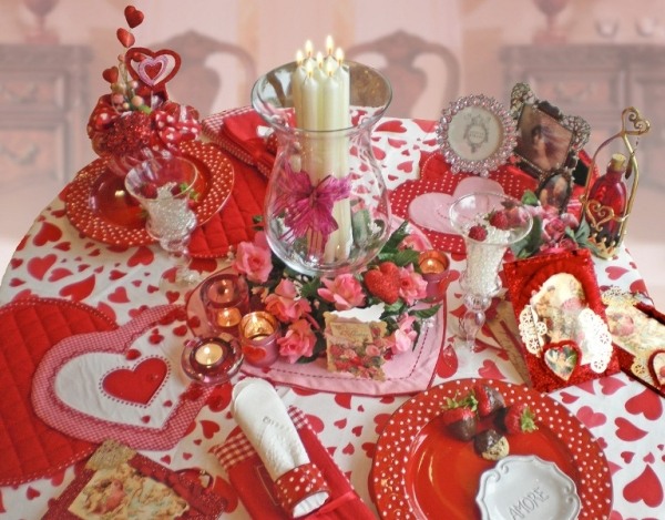 deco-table-saint-valentin-nappe-motifs-coeurs-fleurs idée St-Valentin