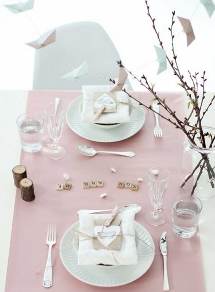 deco-table-saint-valentin-nappe-rose-branchettes-cadeaux