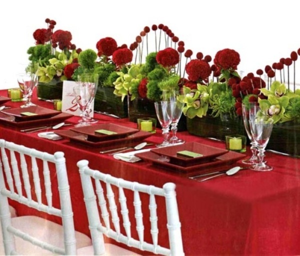 deco-table-saint-valentin-nappe-rouge-fleurs