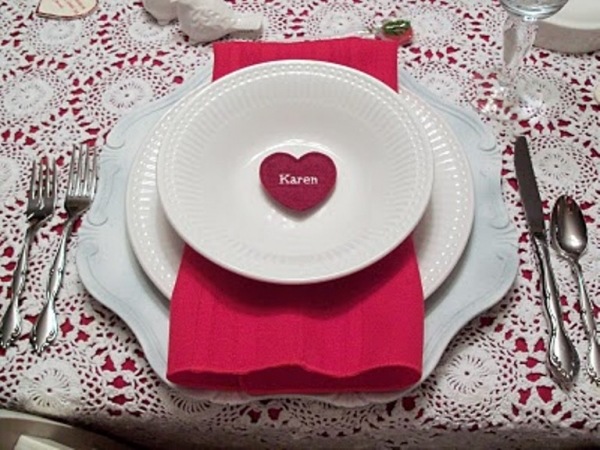 deco-table-saint-valentin-serviete-tissu-rouge-coeur idée St-Valentin