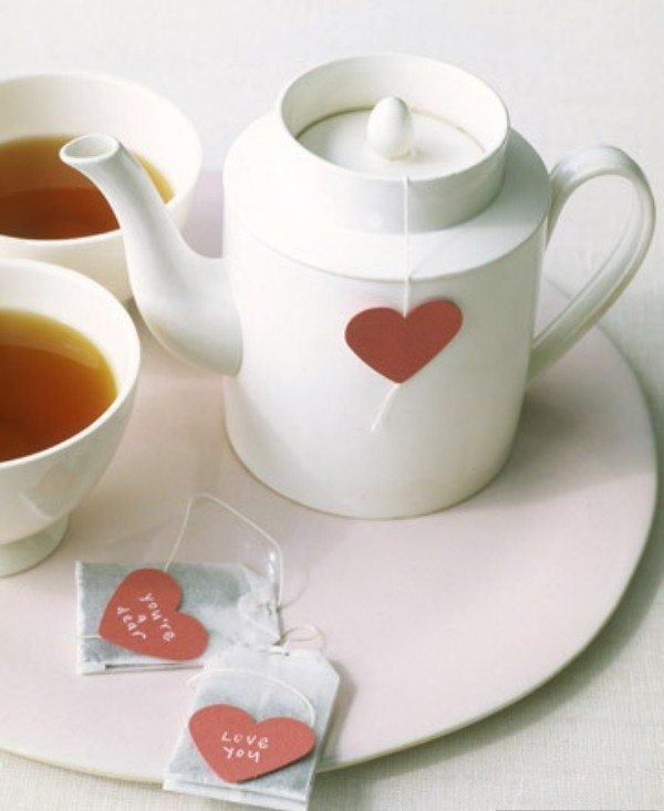 deco-table-saint-valentin-théière-tasses-motifs-coeurs idée St-Valentin