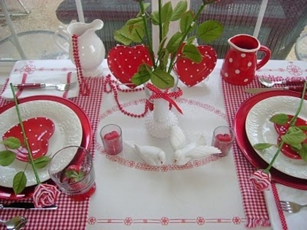 deco-table-saint-valentin-vasselle-rouge-pois-blancs idée St-Valentin