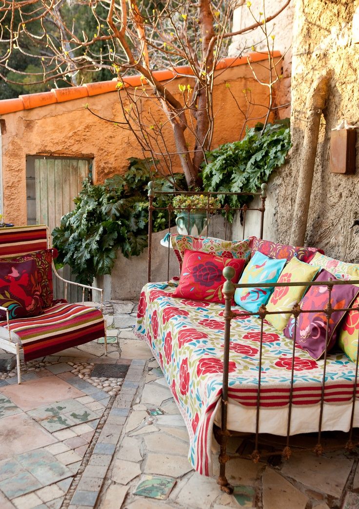 decoration-terrasse-style-bohème-coussins-multicolores décoration terrasse