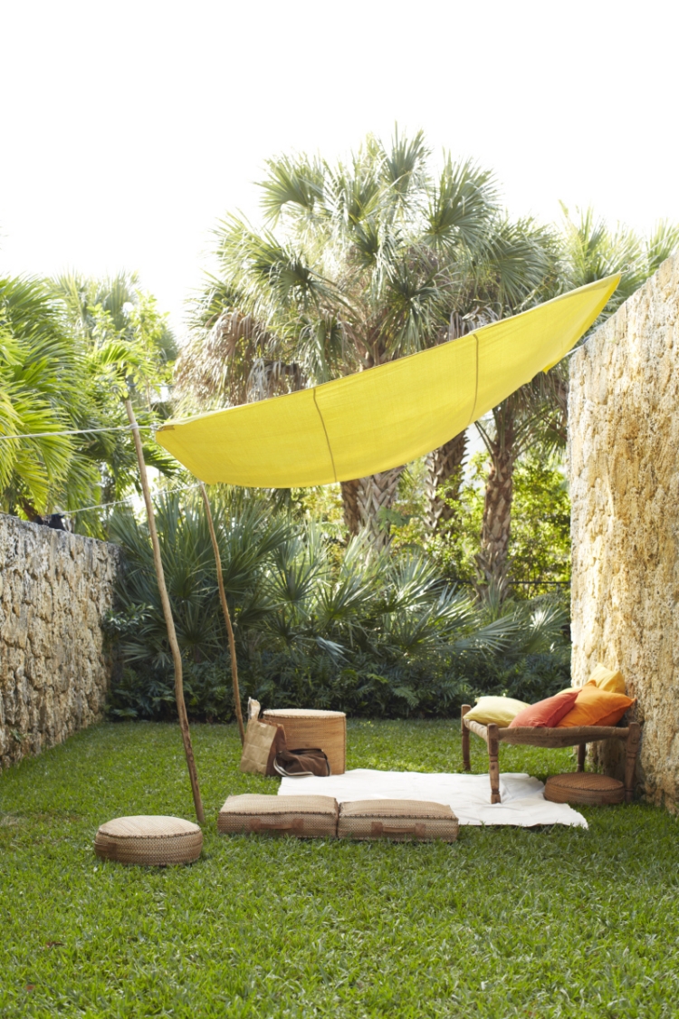 decoration-terrasse-style-bohème-auvent-jaune-coussins