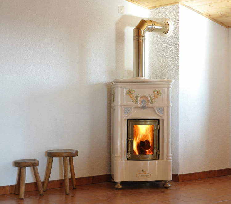 design-cheminée-bois-traditionel-faience-blanche design cheminée