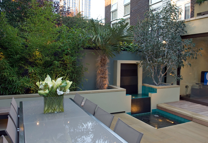 design-toit-terrasse-cascade-table-chaises-plantes