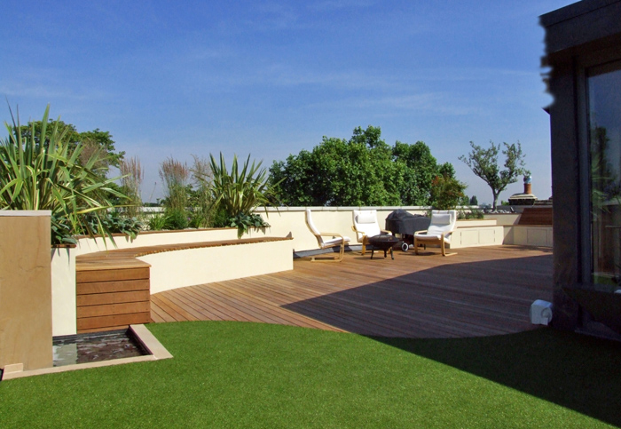 design-toit-terrasse-gazon-banc-revêtement-bois