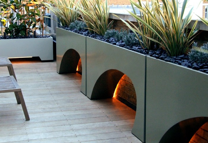 design-toit-terrasse-jardinières-grises-galets-plantes 