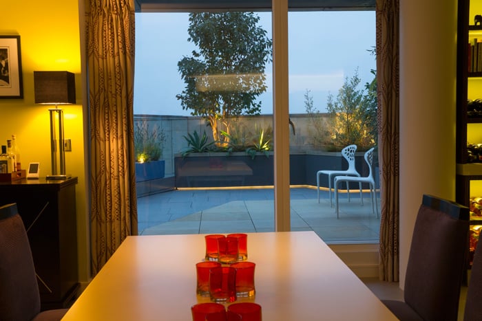 design-toit-terrasse-éclairage-led-plantes-chaises 
