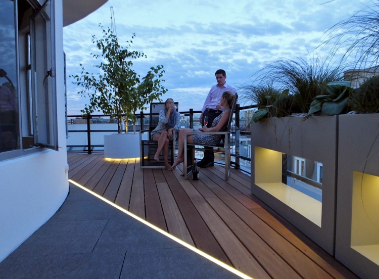 design-toit-terrasse-éclairage-led-revêtement-bois 
