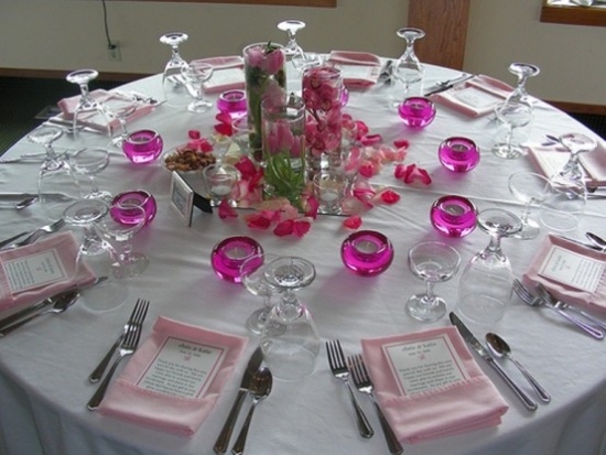 déco de table Saint-Valentin-bougies-petales-roses