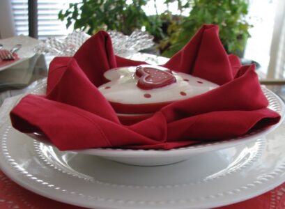 déco-de-table-Saint-Valentin-coeur-serviette-rouge