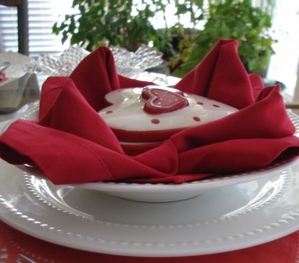 déco-de-table-Saint-Valentin-coeur-serviette-rouge