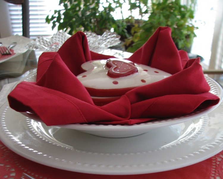 déco de table Saint-Valentin-coeur-serviette-rouge