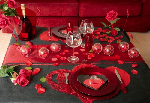 déco-de-table-Saint-Valentin-couleur-rouge-fleurs-roses