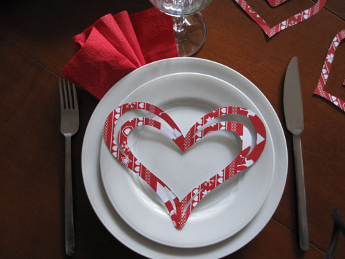 déco-de-table-Saint-Valentin-forme-coeur-assiette-serviette