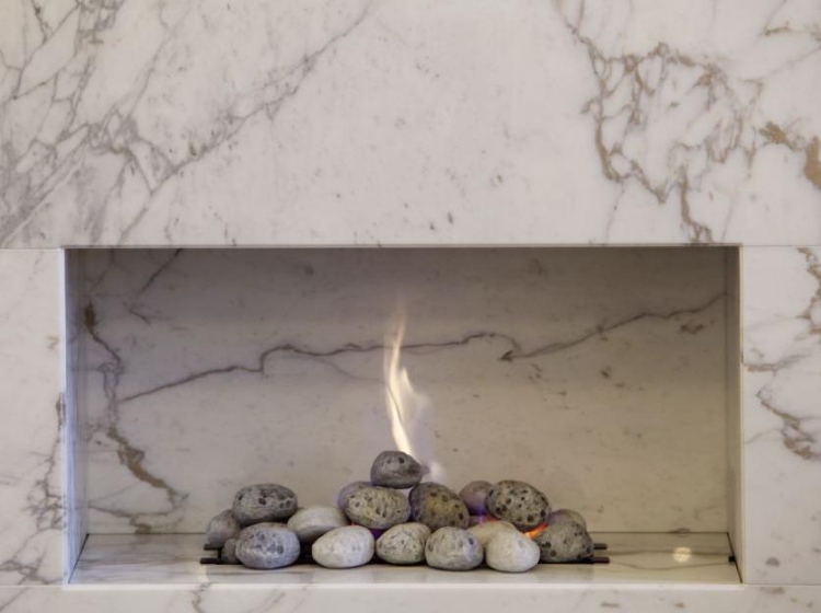 décoration cheminée gaz-moderne-marbre-blanc
