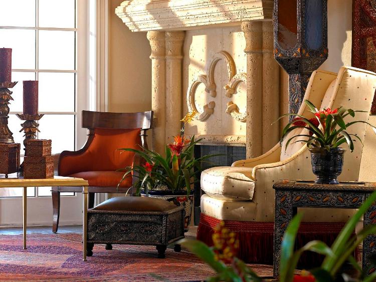 décoration-salon-marocain-murs-motifs-marocians-mobilier