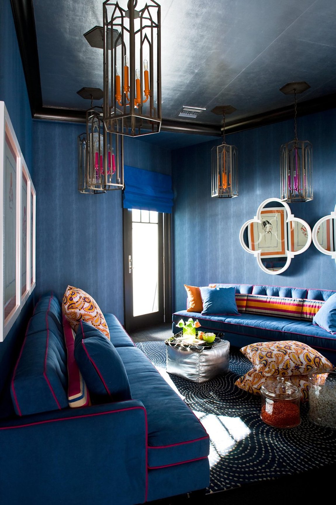 décoration-salon-marocain-peinture-bleu-foncé-suspension-coussins