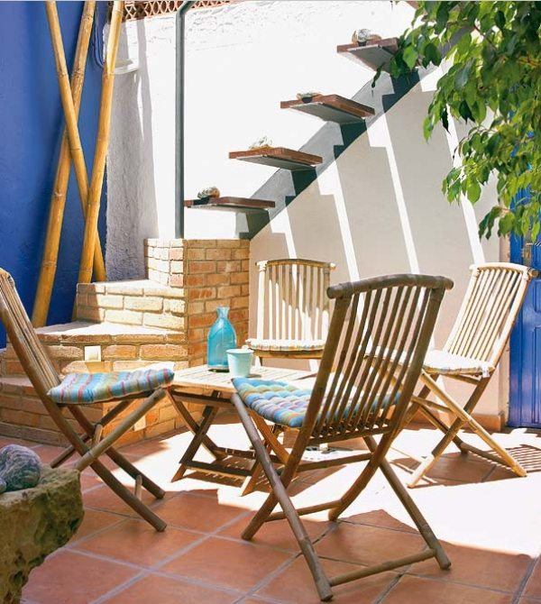 décorer-table-balcon-bois-vase-verre-bleu