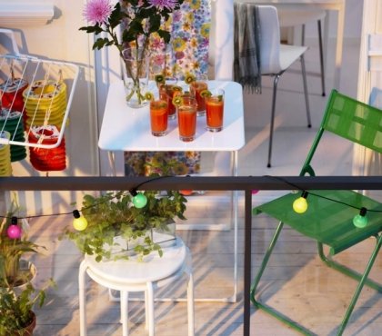 décorer-table-balcon-bouquet-fleurs-jus-orange