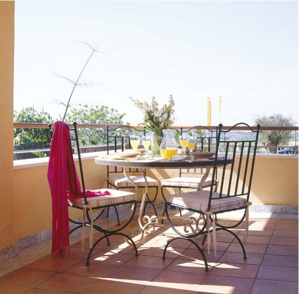 décorer-table-balcon-fer-bois-bouquet-fleurs