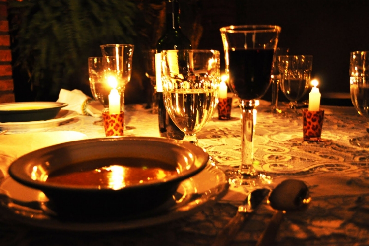dîner-romantique-table-bougie-repas