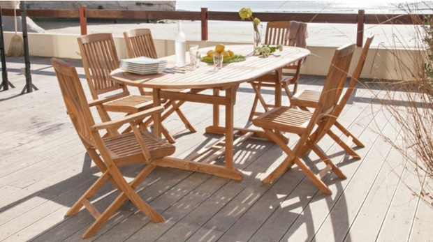 ensemble-table-balcon-chaises-bois-naturel-vernis