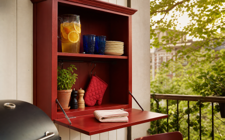 Armoire murale rouge avec table rabattable sur balcon DIY