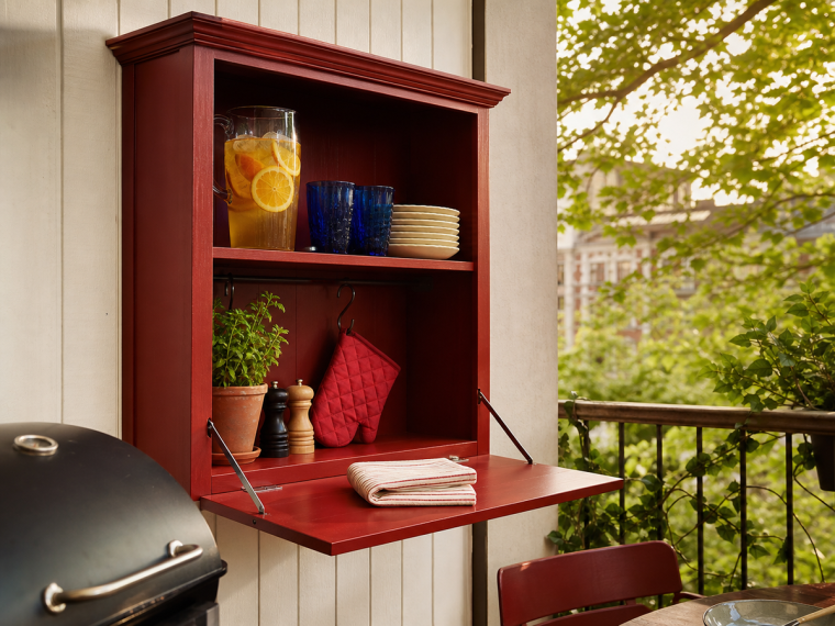 Armoire murale rouge avec table rabattable sur balcon DIY