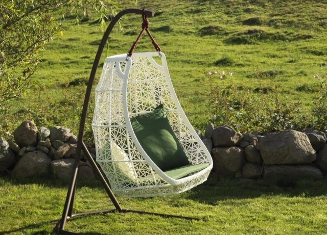 fauteuil-jardin-suspendu-blanc-noir-coussin-vert-pelouse