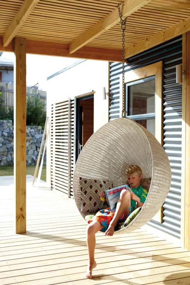 fauteuil-jardin-suspendu-résine-tressée-terrasse-bois