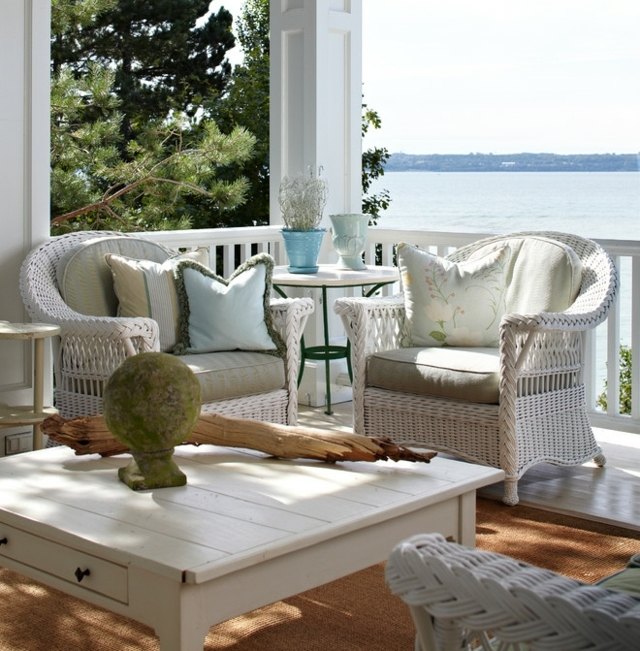 fauteuils-résine-tressée-blanche-table-basse-bois-blanche