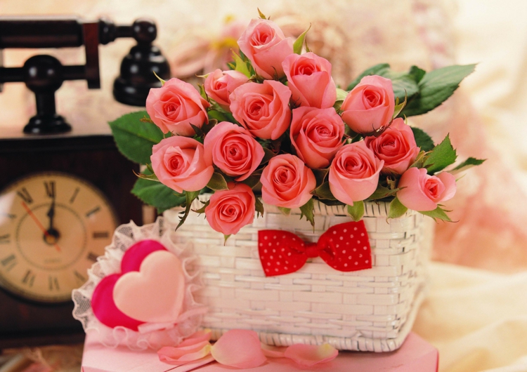 fleurs-st-valentin-panier-tressé-roses fleurs St-Valentin