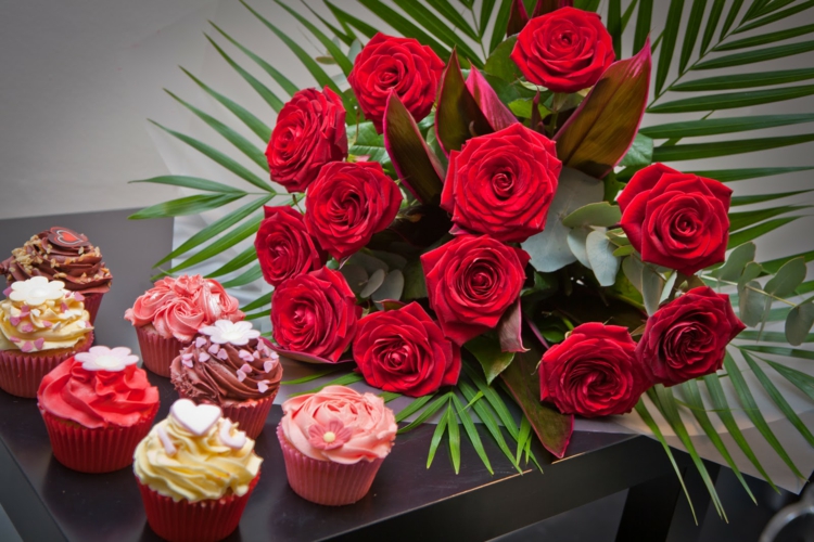 fleurs-st-valentin-roses-rouges-cupcakes fleurs St-Valentin