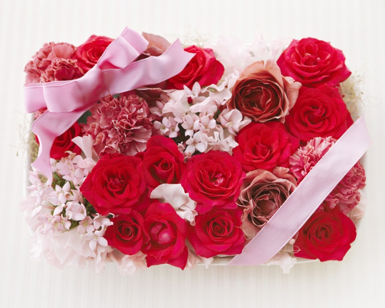 fleurs-st-valentin-roses-rouges-rubans fleurs St-Valentin