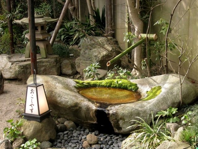 fontaine-jardin-bassin-pierre-canne-bambou 