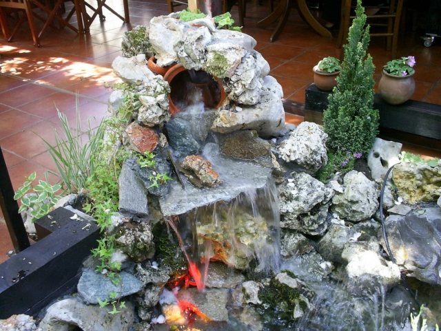 fontaine-jardin-pierres-naturelles-plantes-pot-céramique fontaine jardin
