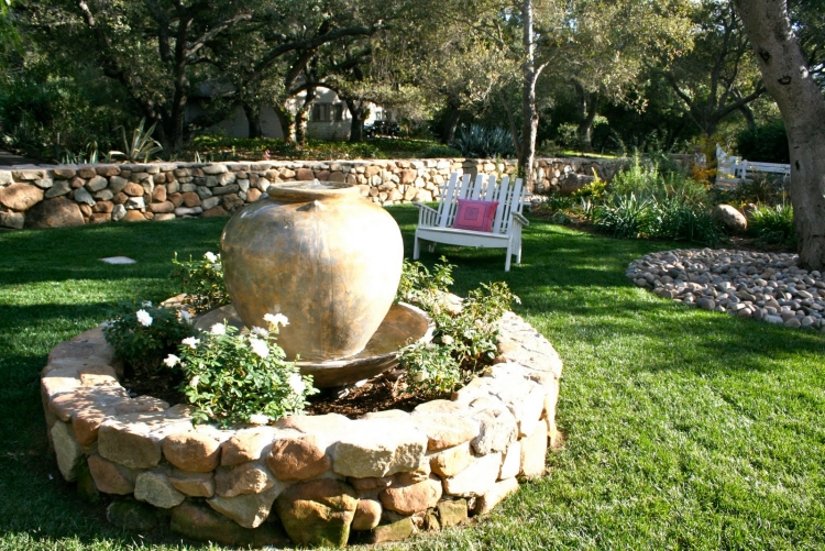 fontaine-jardin-pot-ancien-fleurs-jardin-pelouse fontaine jardin