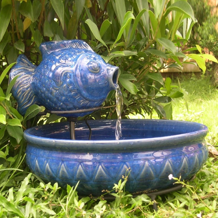 fontaine-jardin-terre-cuite-émaillée-bleue-poisson