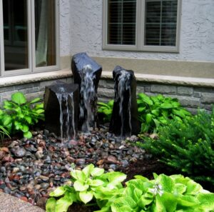 fontaine de jardin trois sources eau galets plantes