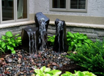 fontaine de jardin trois sources eau galets plantes