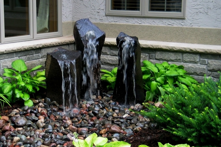 fontaine de jardin trois sources eau galets plantes