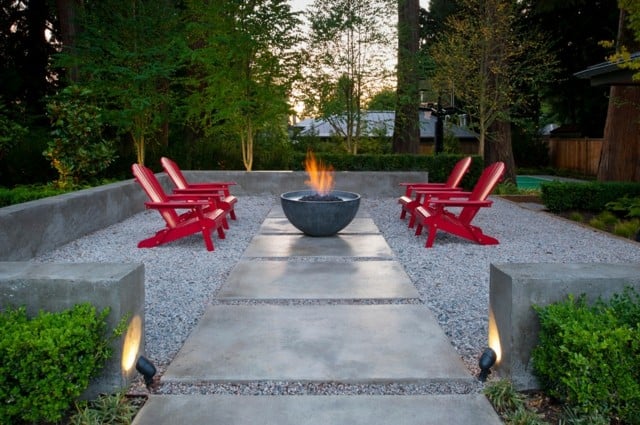 foyer extérieur pierre chaises Adirondack-rouges