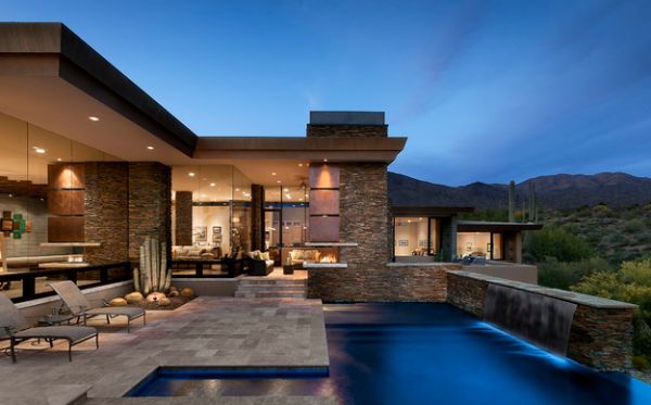 foyer-extérieur-cheminée-moderne-piscine-beau-luminaire