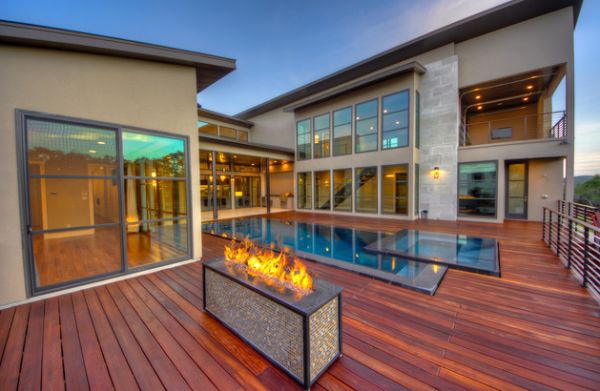 foyer-extérieur-cheminée-moderne-piscine-rectangulaire