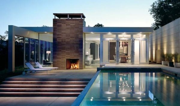 foyer-extérieur-cheminée-piscine-beau-luminaire