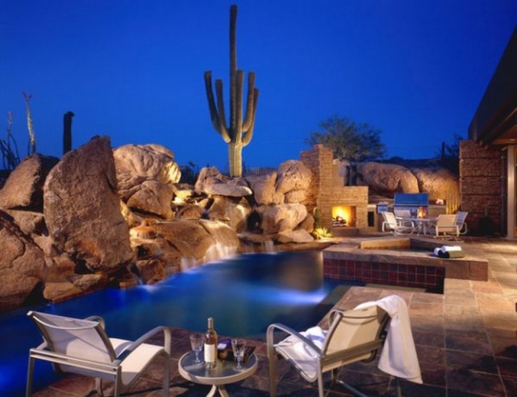 foyer extérieur cheminée-piscine-cactus-beau-luminaire